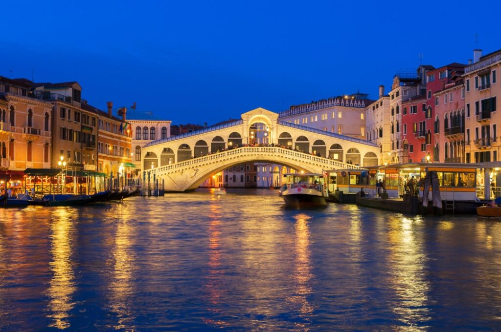 rialto bridge venice vivovenetia