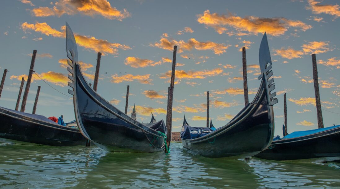 traditional gondola venice vivovenetia