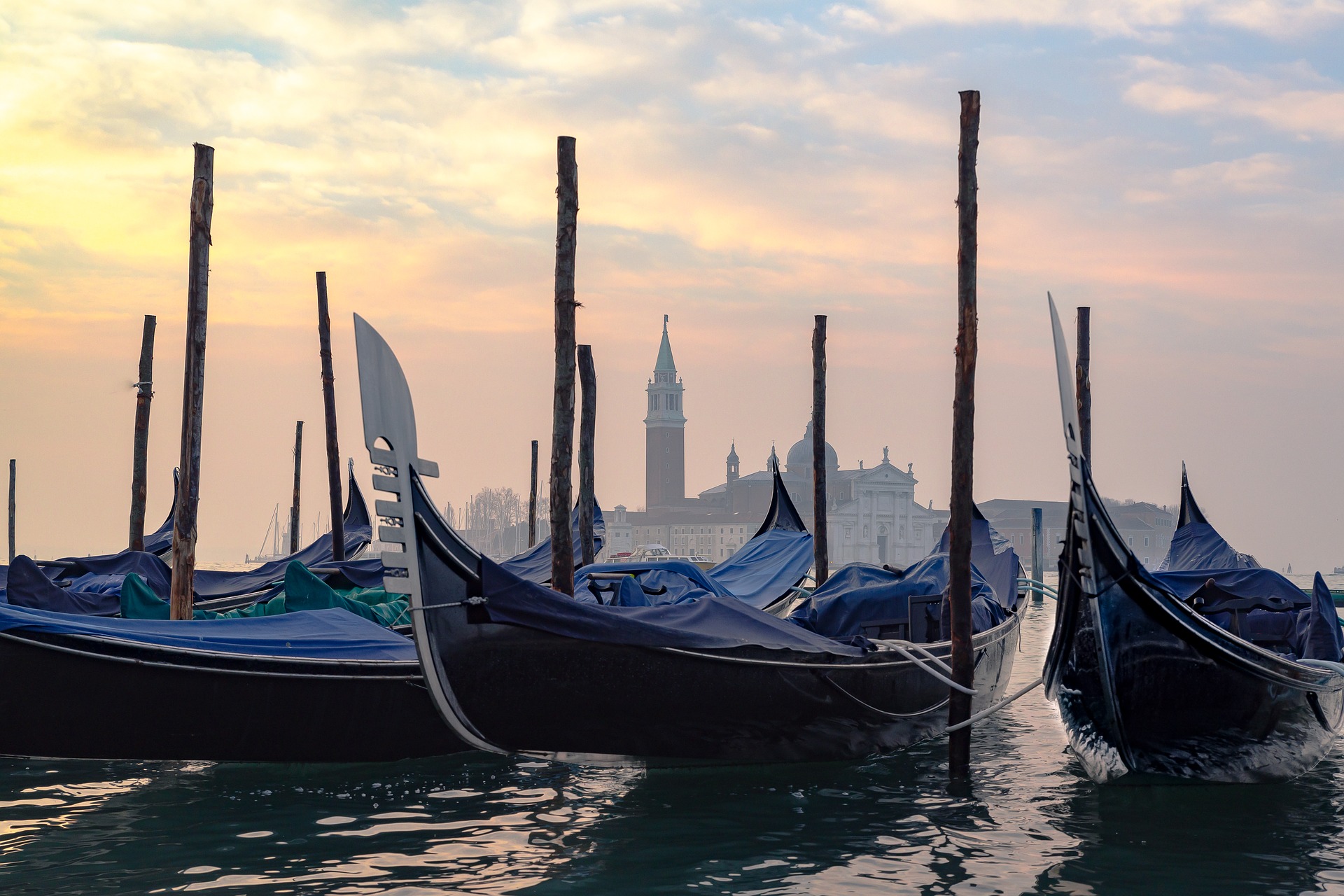 Venice.gondola.fog.sunset.jpg