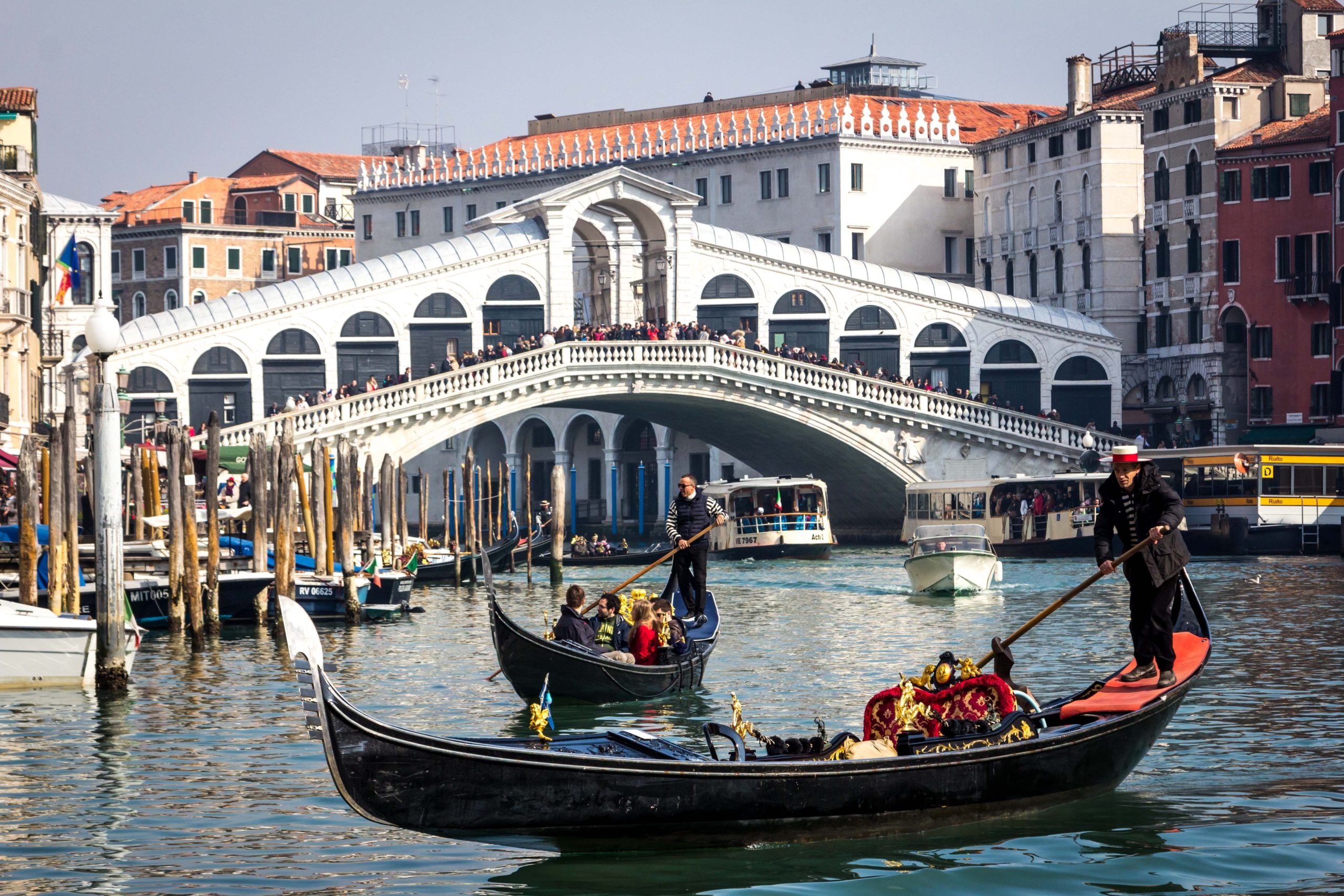gondola.ride.Venice.rialto.jpg
