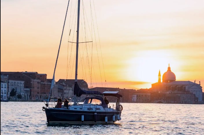 Sunset sailboat tour Venice VivoVenetia