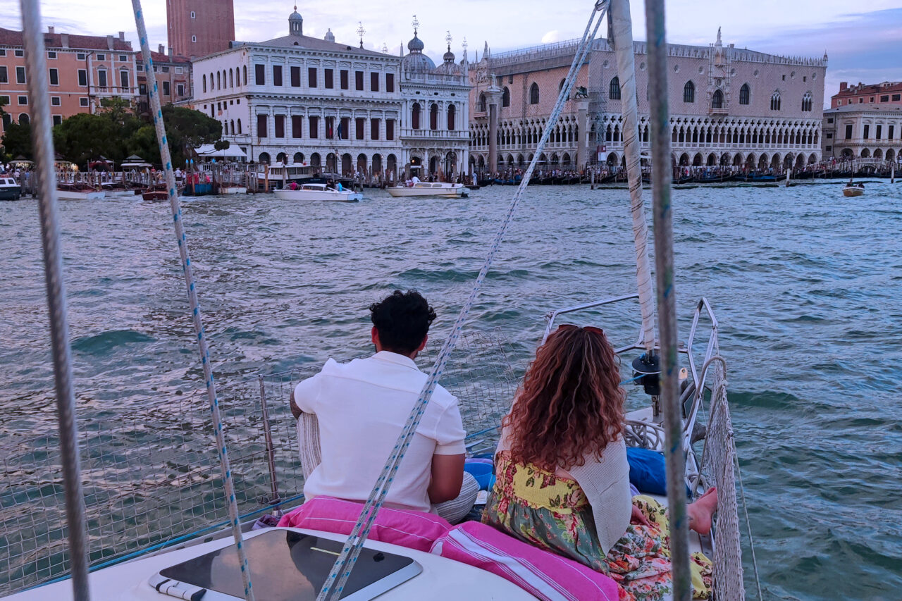 Romantica cena in barca  a vela  venezia