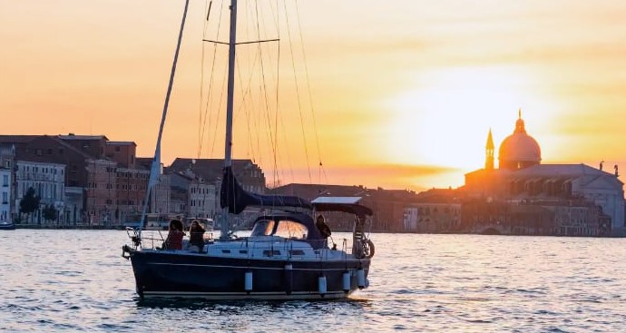 Barca a vela Venezia tramonto in bacino San Marco