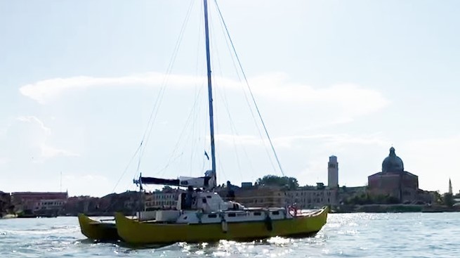 Catamarano Banana foto Sailing for