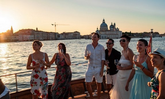 tour with friends by boat in venice VivoVenetia