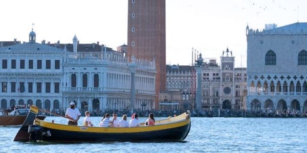 Tour of Venice at sunset by bragozzo