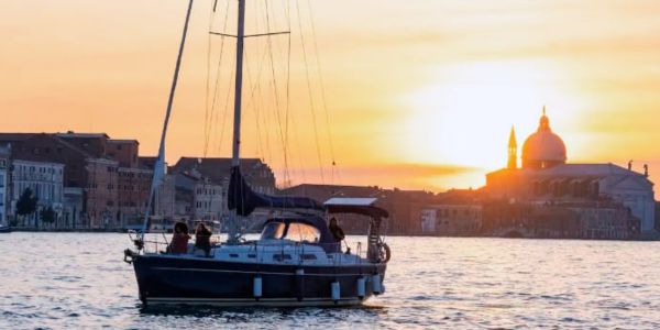 Tour by sailboat in the lagoon of Venice with lunch or dinner