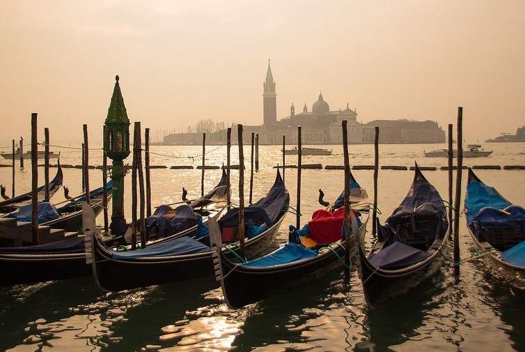 venice wedding proposal gondola sunset