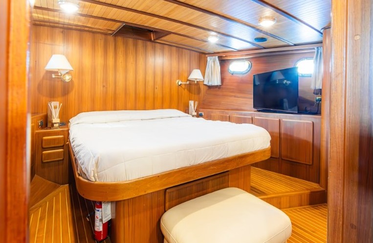 enice wedding proposal yacht room