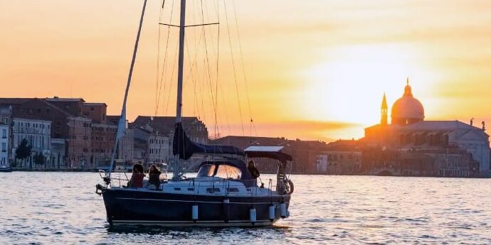Barca a vela Venezia tramonto in bacino San Marco