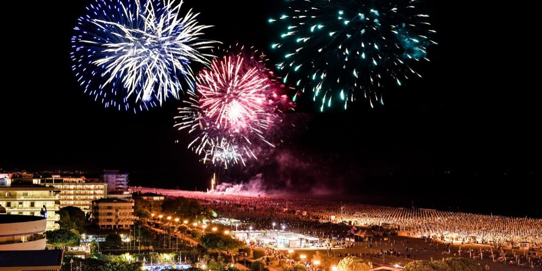 Bibione spiaggia fuochi artificio foto CVV