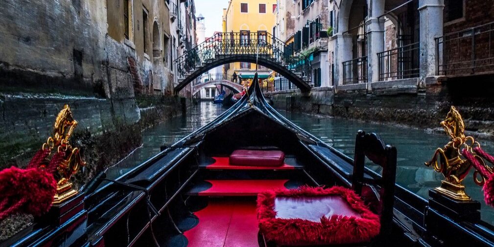 canal venice gondola vivovenetia