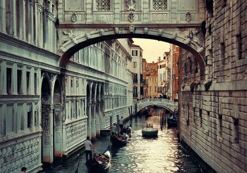 gondola tour sights bridge venice vivovenetia