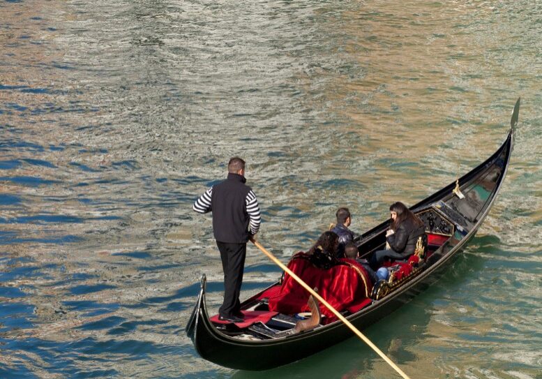 gondola venice italy vivovenetia