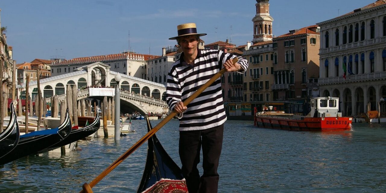 gondolier venice vivovenetia