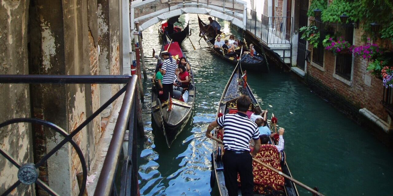 gondolier venice italy vivovenetia