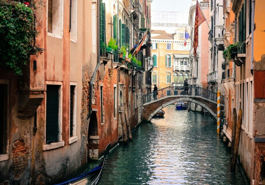 Tour en gondoles dans la ville de Venise colorée 