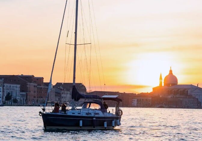 sunset venice sailboat with vivovenetia