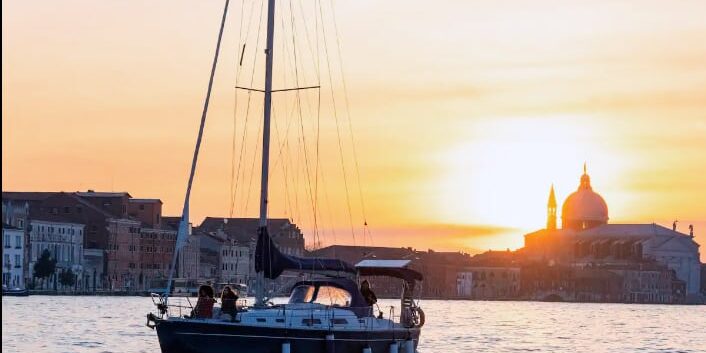 sunset venice sailboat with vivovenetia