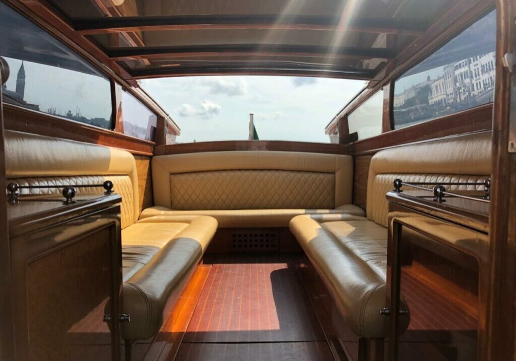 water taxi sofa venice VivoVenetia